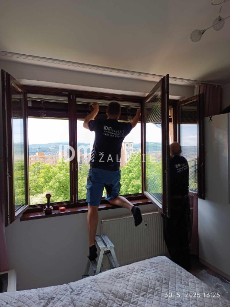 Montáž vonkajších priznaných žalúzií Z90 ovládaných kľukou - Košice, foto 2 z 14