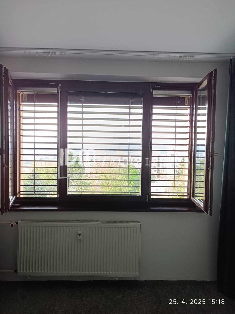 Montáž vonkajších priznaných žalúzií Z90 ovládaných kľukou - Košice, foto 3 z 14