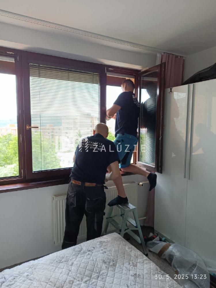 Montáž vonkajších priznaných žalúzií Z90 ovládaných kľukou - Košice, foto 4 z 14