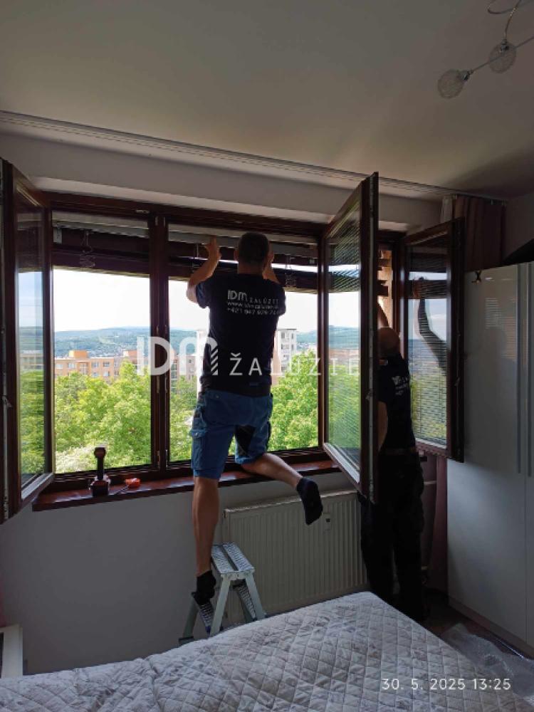 Montáž vonkajších priznaných žalúzií Z90 ovládaných kľukou - Košice, foto 10 z 14