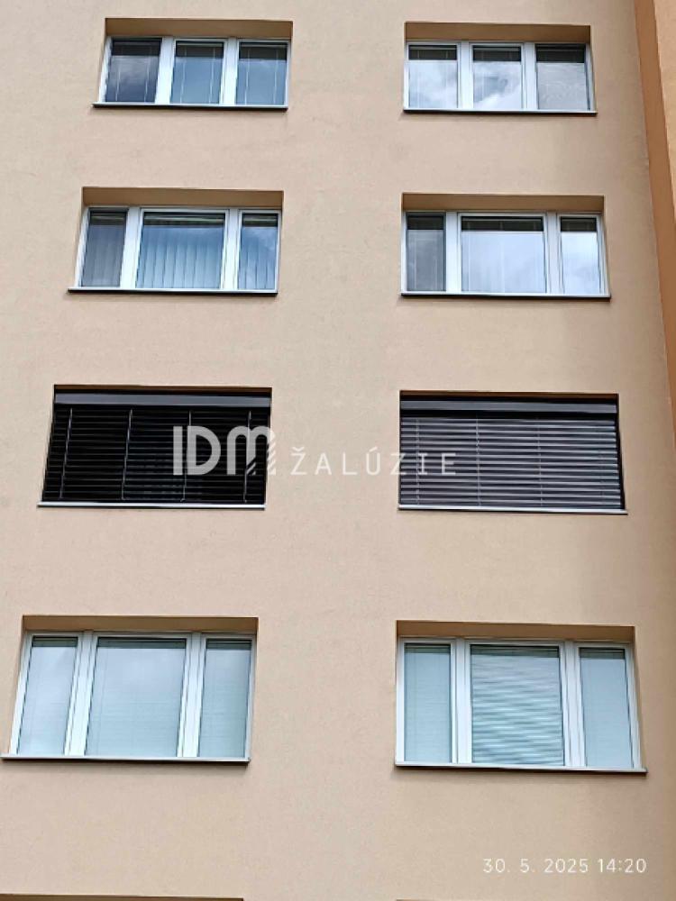 Montáž vonkajších priznaných žalúzií Z90 ovládaných kľukou - Košice, foto 11 z 14