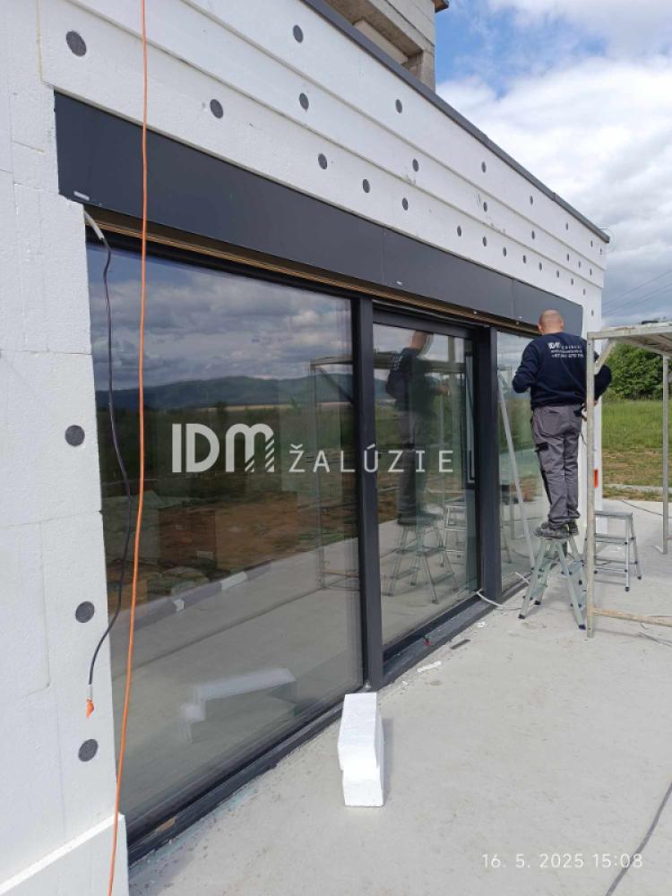 Montáž vonkajších pod omietkových žalúzií Z70 ovládaných motorom - Prešov, foto 22 z 26